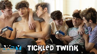 NastyTwinks - Щекочущий Красавчик - Зейна Брайта щекочут и трахают его друзья