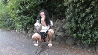 Milf mijando em público. BadTaha mijando no parque. Mãe mijando em público. Hot milf xixi público