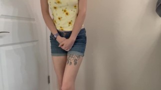 Je m’amuse à me mouiller en désespoir de temps. Faire pipi dans un short Jean