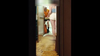 ガールフレンドは、実際の映像、配達人への扉を開きます。露出狂の女の子が挑発。2回目の体験