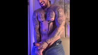 Sieh zu, wie Hot Tattooed Guy beim stöhnt