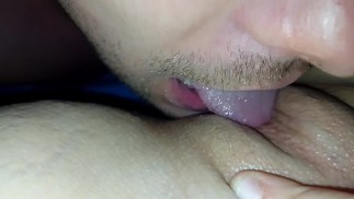 Marido Cornudo Lame El Coño De Su Puta Esposa Y Come El Semen De Su Amante Después De Sexo Duro
