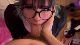 太ったかなりオタクはコックを吸って、中出しをします!