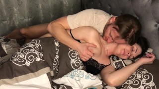 Demi-soeur traîné Demi-frère dans le lit