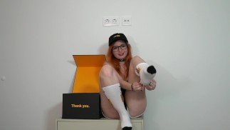 Pornhub 25000 abonnees cadeaus unboxing Box Busty petite roodharige outfit passen