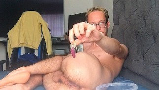 Écarter mes joues de cul maigre sexy et insérer des gelées dans ma chatte et les manger après