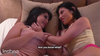 Lesbea Lilly Bella y Mia Trejsi pequeña lesbiana romántica lamiendo coño y orgasmo tijera