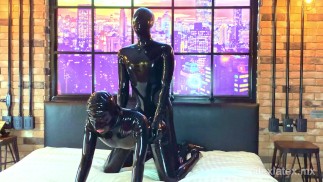 Ma nouvelle rubberdoll T2, s’étouffer sur la bite - Alex Latex