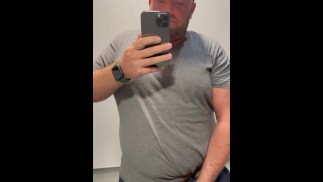 Geile vader schiet zijn sperma in de sportschool met zijn massieve lul