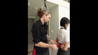 Sesión de shibari y chorros con la colegiala japonesa de 18 años Baebi Hel - bondage de ropa - BDSM