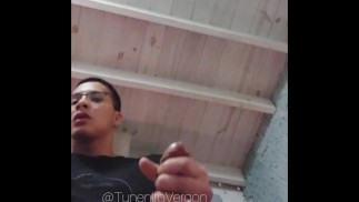 Der College-Student nimmt das ganze Sperma in seinem Zimmer, während seine Klassenkameraden draußen sind!