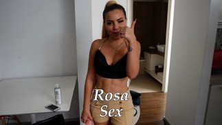 A modelo latina loira e bombástica chupa um pau e é fodida com força