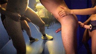 De meest erotische pegging scene. Ze neukt al zijn sperma uit met een enorme strapon - prostaatorgasme