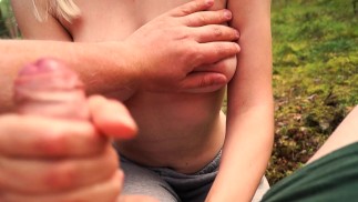 Nos encanta masturbarse en el bosque, demasiado semen en sus tetas - Rose blue01