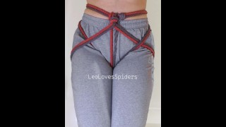 BONDAGE vastgebonden amateur tiener pist in zijn grijze zweet!! (OMORASHI)