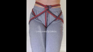BONDAGE vastgebonden amateur tiener pist in zijn grijze zweet!! (OMORASHI)
