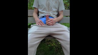 Minet pisse en public