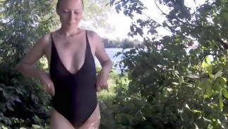 Petite amie pisse dehors