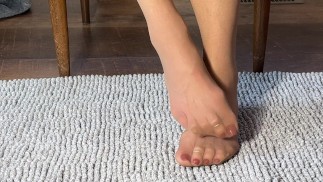 Nylonowe stopy seksownej żony pod stołem