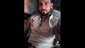 College Hot Guy stał się wirusowy po tym, jak przypadkowo opublikował na Tiktok swój ruch, głaskając swojego grubego kutasa
