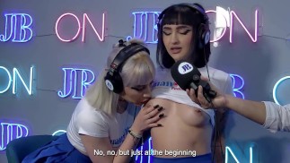 Ładne laski są tak napalone, całując się i przeżywając orgazmy razem cały rozdział | Podcast Juana Bustosa