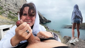 Boquete público na natureza nas montanhas - casal sexo real