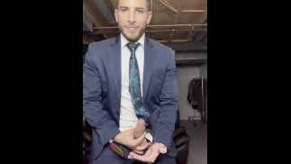 Christian Styles branle une énorme charge en costume