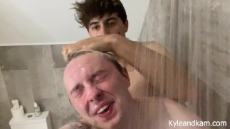 Kyle e Kam fodem no chuveiro