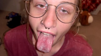 Teen avec des lunettes Deepthroats elle-même et en supplie plus! L'a fait jouir en 1 min!