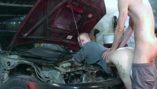 СЕКСУАЛЬНЫЙ МЕХАНИК ПОЛУЧАЕТ УДАР Toyota AE101
