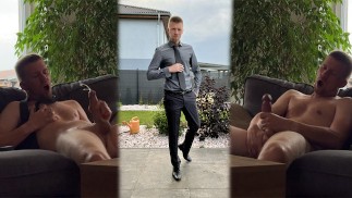 ¡Traje! Oops Traje abajo :-) y sacudiendo gran polla con final como tembloroso orgasmo y gran corrida