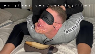 Lik mijn extreem stinkende voeten en zwijg. Volledige video op OF