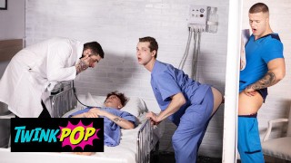 TWINKPOP - Enfermeira Twink Benjamin Blue chupa o pau grande de Clark Delgaty em um GLORYHOLE