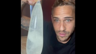 Semen en un condón lleno de agua