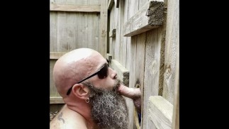 Anonieme lading in een outdoor gloryhole