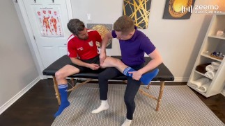 Un giocatore di calcio è venuto per un massaggio e si è fatto scopare dal massaggiatore.