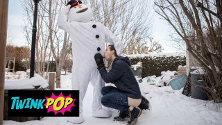 TWINKPOP - Il ragazzo tatuato Bo Sinn si veste da pupazzo di neve e scopa tutti i buchi di Benjamin Blue