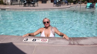 Gros seins teen amateur Blonde AlexisKayxxx à la piscine prêt pour la gloire. Baise un inconnu.