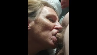 Nonna che succhia il cazzo come un pompino amatoriale professionista
