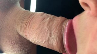 Chupo una polla venosa a través del centro de una luz de anillo - ¡me sopla una enorme carga en la cara!