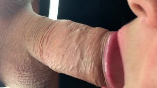 Chupo una polla venosa a través del centro de una luz de anillo - ¡me sopla una enorme carga en la cara!