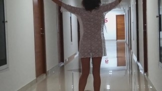 エレベーターとホテルの廊下に透明なドレスとパンティーなし