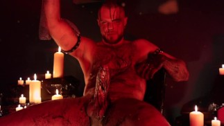 Il signore dei demoni con un cazzo enorme richiede adorazione