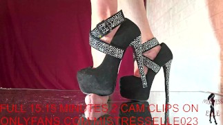 Mistress Elle em seus saltos de diamante lembra seu escravo inútil onde ele pertence.