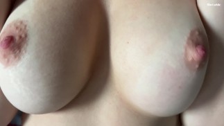Solo. Rascando las sábanas con mis uñas, siento como me penetras con tu polla dura