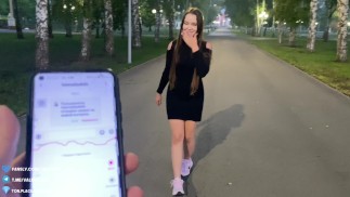 Correrse duro en un paseo por un parque público con un vibrador teledirigido