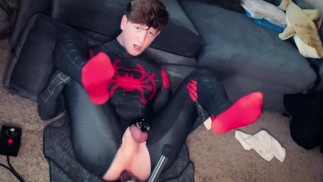 Superheld Spiderman Cosplay Twink wird von Maschine gefickt