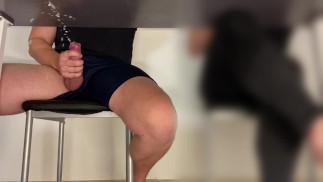 Riesiger Cumshot unter dem Schultisch | Masturbieren in der Schule