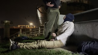 Due ragazzi maschi, non si conoscono, pisciano in un luogo pubblico per salutarsi.