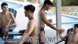 NastyTwinks - Душ на открытом воздухе - Джей Анджело принимает душ, когда присоединяется Джордан Хейз, трах без презерватива в душе